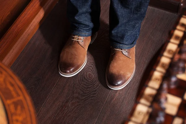 Mannen i blå jeans och gula stövlar — Stockfoto