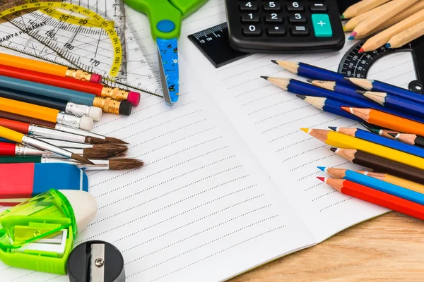 Una gran cantidad de útiles escolares para la entrada a la escuela primaria —  Fotos de Stock