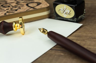 mühür ile mektup yazmak için kullanılan mürekkep kümesini