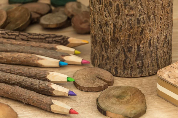 Hout natuurlijke kleurpotloden en verschillende houten decoraties — Stockfoto