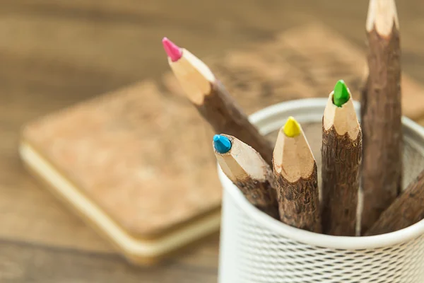 Lápices de madera de colores en soporte de lápiz de oficina de metal —  Fotos de Stock