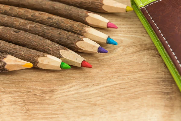 Lápices naturales de madera y cuaderno de cuero —  Fotos de Stock