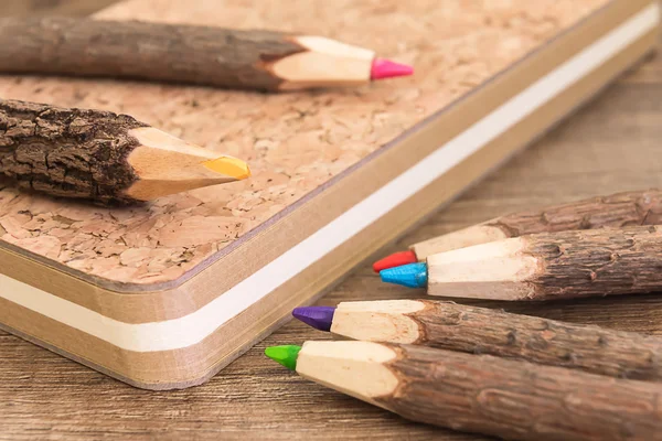 Lápices de madera natural y libro de trabajo de corcho —  Fotos de Stock