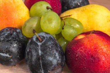 çeşitli taze biyo Erik, Kuru soğan, üzüm ve armut