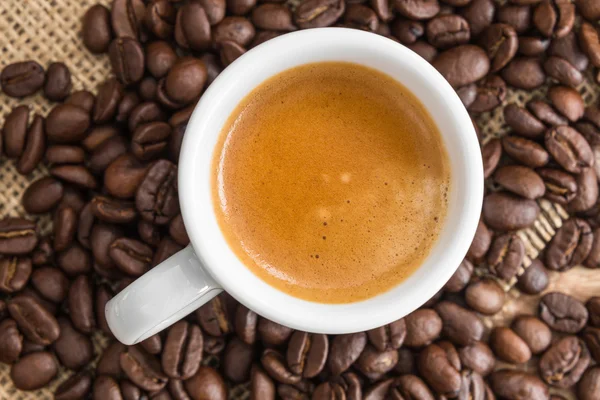 Fresh espresso with a beautiful crema and strewn mediumly roaste — Stock Photo, Image