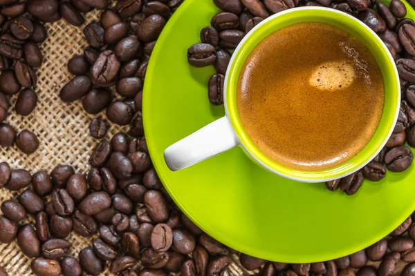 Fresh bio espresso with a beautiful crema and strewn mediumly ro — Stock Photo, Image