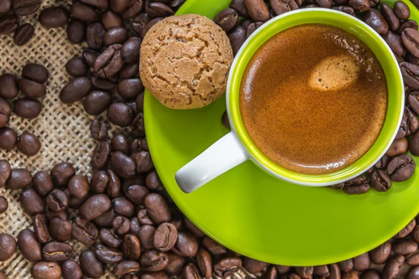 Fresh bio espresso with a beautiful crema and strewn mediumly ro — Stock Photo, Image