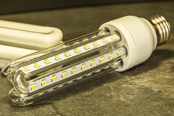 Lampadina a LED a forma di lampadina a risparmio CFL — Foto Stock