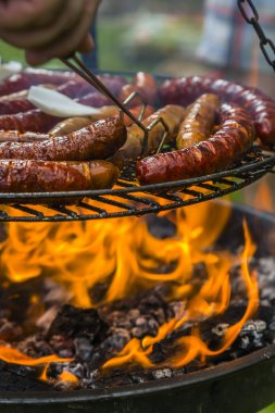çeşitli sosis ızgara ile açık gar yangında kavurma