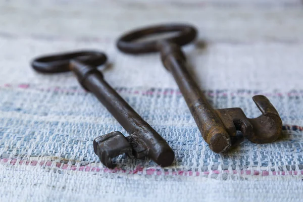 Dwa stare klucze na Tkany dywan — Zdjęcie stockowe