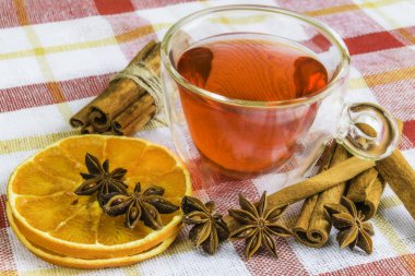 Turuncu halkalar ve frui anason yıldız, cassia tarçın çubukları, kurutulmuş