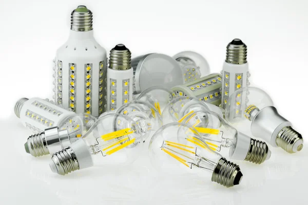 Quantité E27 ampoules LED avec différentes tailles et le type de puces, un — Photo