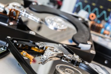 iki büyük sabit disk veri kurtarma veya r için hazır bir test laboratuvarı