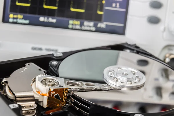 HDD in een testlaboratorium klaar voor de terugwinning van gegevens of reparatie — Stockfoto