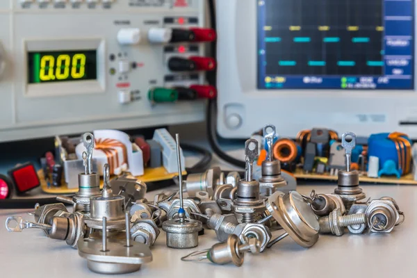 Tiristores e diodos no laboratório de ensaios para dispositivos electrónicos — Fotografia de Stock