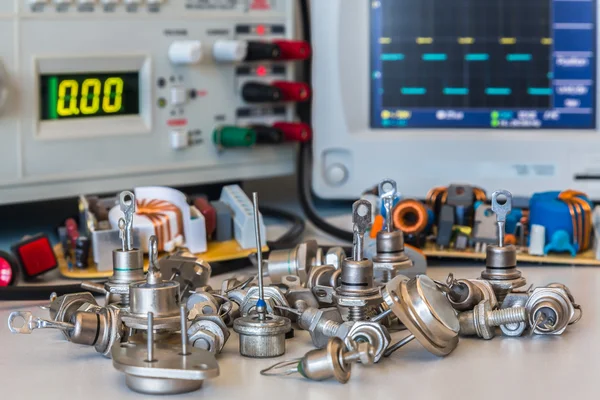 Tristörler ve diyotlar elektronik devi için test laboratuvarı