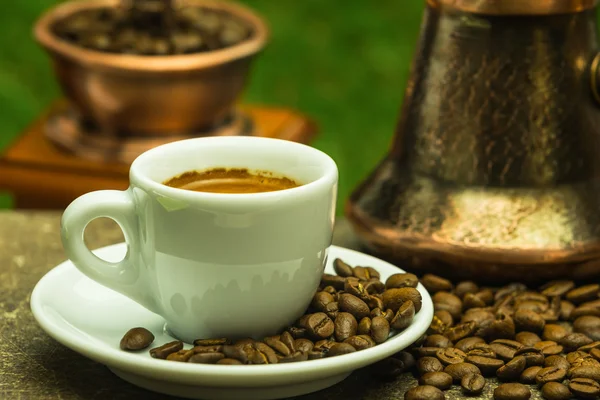 Frischer Kaffee mit Kupfer-Kaffeekanne und Kupfer-Holz-Kaffeemühle — Stockfoto