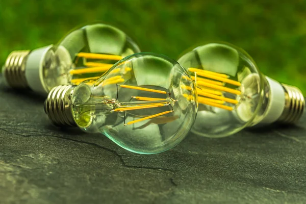 Luce verde, lampadine a LED E27 con diverso numero di chip — Foto Stock