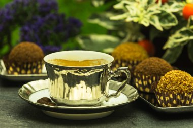 taze espresso kahve lüks Kupası ile bir kaç çikolata şekerleme