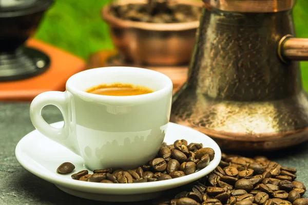 Frischer Kaffee mit Kupferkaffeekanne und zwei alten Kaffeemühlen — Stockfoto