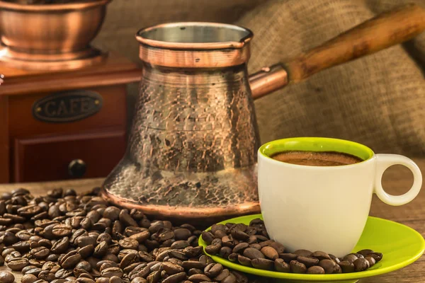 Café fresco con cafetera turca en granos de café bio tostados — Foto de Stock