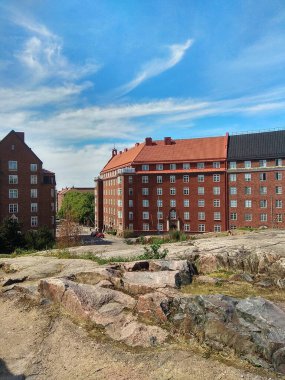 Yazın Helsinki 'nin merkezindeki Temppeliaukio Kilisesi' nin tepesindeki tuğladan evlerin şehir manzarası