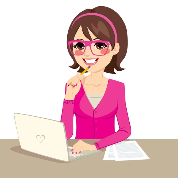 Χαριτωμένη Νεαρή Γραμματέας Φορώντας Ροζ Casual Ρούχα Και Γυαλιά Δακτυλογράφησης — Διανυσματικό Αρχείο