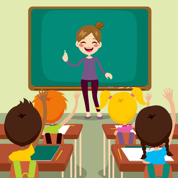 美丽而快乐的年轻女教师站在孩子们面前教书 举手坐在教室里 — 图库矢量图片