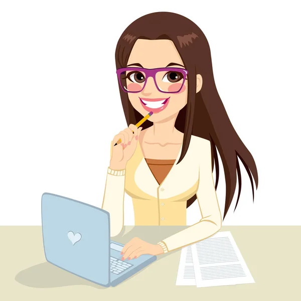 Schöne Nachdenkliche Brünette Bürosekretärin Mit Brille Tippt Auf Ihrem Computer — Stockvektor