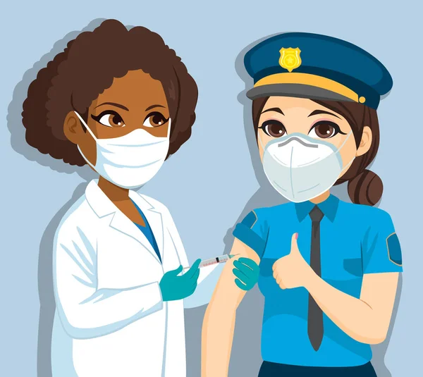 Doctora Negra Vacunando Policía Blanca Concepto Vacuna Para Trabajadoras Esenciales — Vector de stock