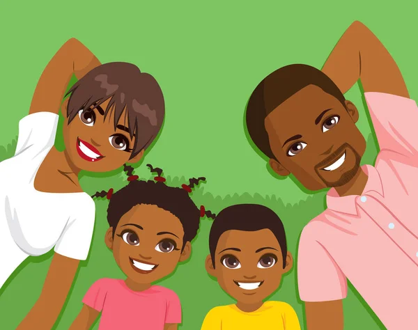 Glückliche Vierköpfige Schwarze Familie Liegt Zusammen Gras — Stockvektor