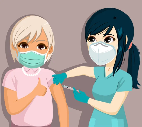 Joven Hermosa Asiática Enfermera Vacunando Anciano Mujer Haciendo Pulgar Hacia — Vector de stock