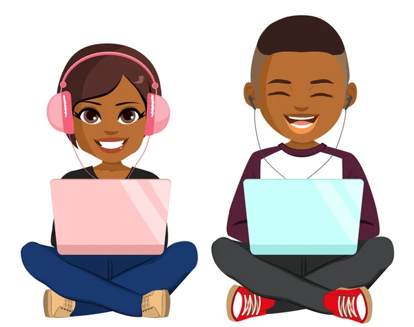Twee Jonge Zwarte Tieners Gelukkig Glimlachen Zitten Vloer Met Laptop — Stockvector