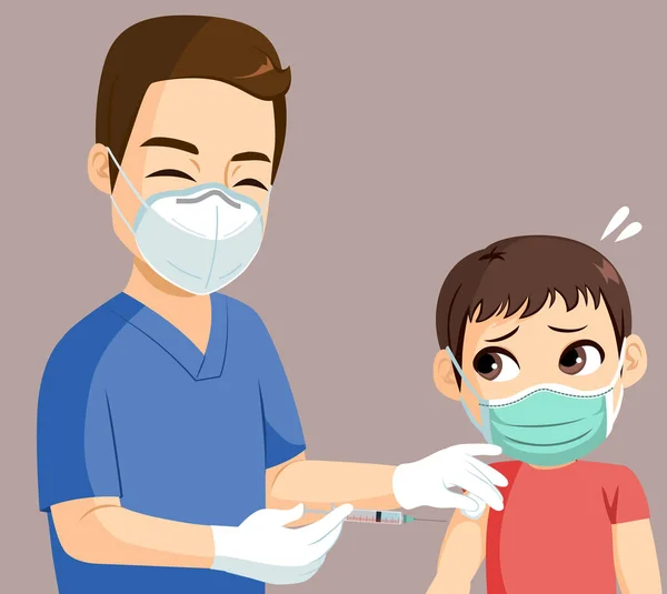男护士用注射器给戴口罩的小孩注射柯氏病毒疫苗 — 图库矢量图片