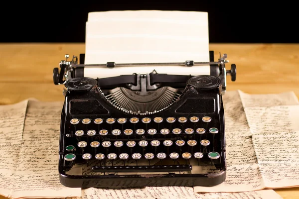 Vieja, retro máquina de escribir —  Fotos de Stock