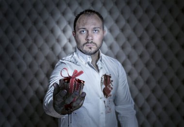 Adam vererek O'nun kalp acı, acı aşk