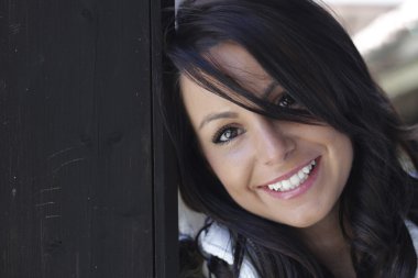 Kız gülümseyerek beyaz dişler