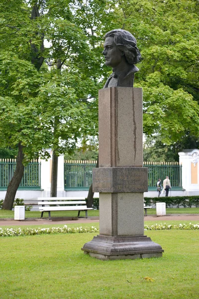 Denkmal für a. g. rubenstein in peterhof, russland — Stockfoto