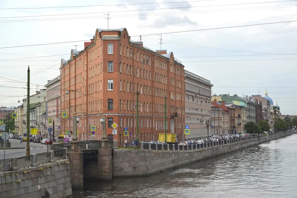 St. Petersburg, Rusya - 23 Temmuz 2015: Karlı evi V. G. Kudryavtseva ("ev demir"). Fontanka Nehri dolgu — Stok fotoğraf