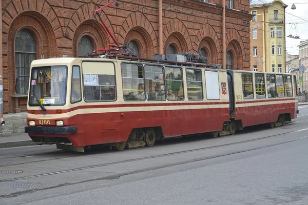 ST. PETERSBURG - JULY 23, 2015: The tram moves on Fontanka River Embankment — Stock Photo, Image