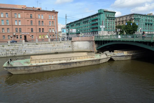 ST. PETERSBURG, RUSIA - 23 DE JULIO DE 2015: Las barcazas de carga pasan por debajo del puente Varshavsky a través del canal Bypass —  Fotos de Stock