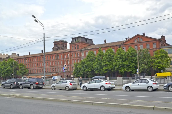 ST. PETERSBURG, RUSSIE - 23 JUILLET 2015 : Vue du bâtiment de l'usine du Triangle rouge, remblai du canal de dérivation — Photo