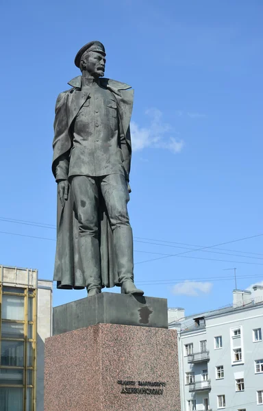 天空衬托远东财务捷尔任斯基的纪念碑。圣彼得斯堡 — 图库照片