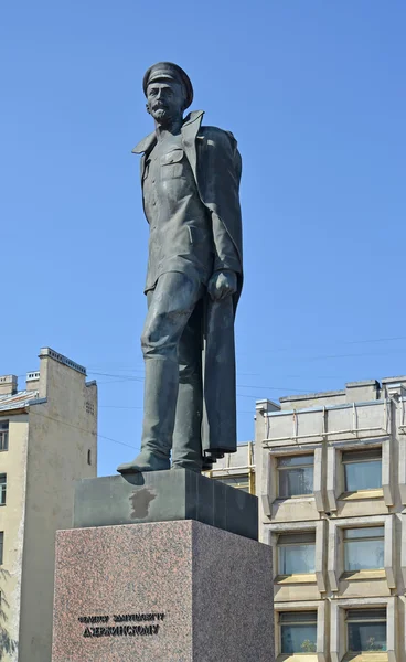 Пам'ятник F.E. Дзержинського проти неба. Санкт-Петербург — стокове фото