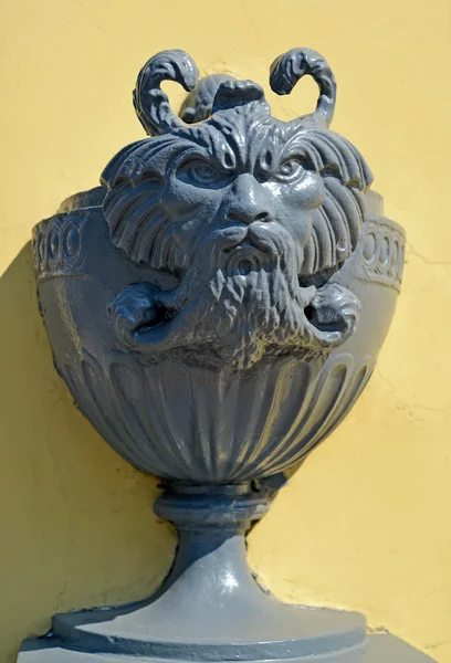 Maskaron-satir sur un bol décoratif sur un mur de bâtiment. Saint-Pétersbourg — Photo