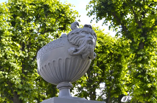 装飾的なボウルに Maskaron サティア。サンクト ・ ペテルブルグ — ストック写真