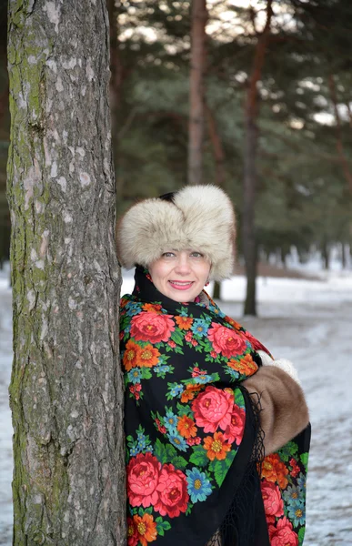 Портрет веселой женщины средних лет в зимнем сосновом лесу — стоковое фото