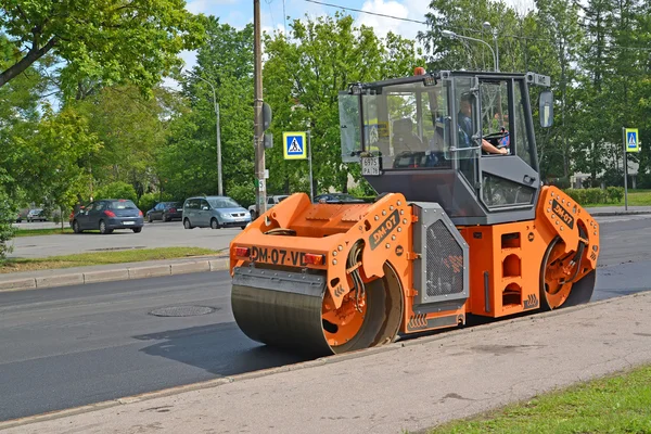 Peterhof, Ryssland - 24 juli 2015: Road skridskobanan kondenserar ny asfalt på körbanan — Stockfoto