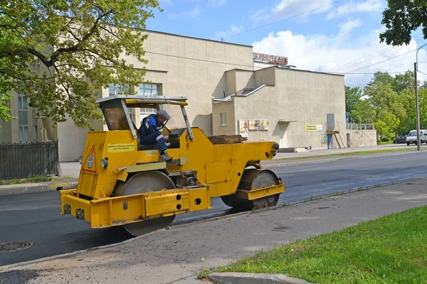 PETERHOF, RUSSIA - JULY 24, 2015: The road skating rink rolls new asphalt on the carriageway — Stock Photo, Image