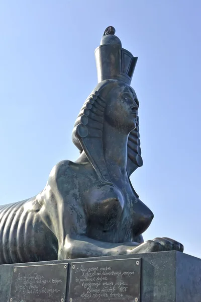 St. petersburg, russland - 15.juli 2015: eine sphinx mit einer weiblichen figur (fragment eines denkmals für die opfer politischer repressionen) gegen den himmel — Stockfoto